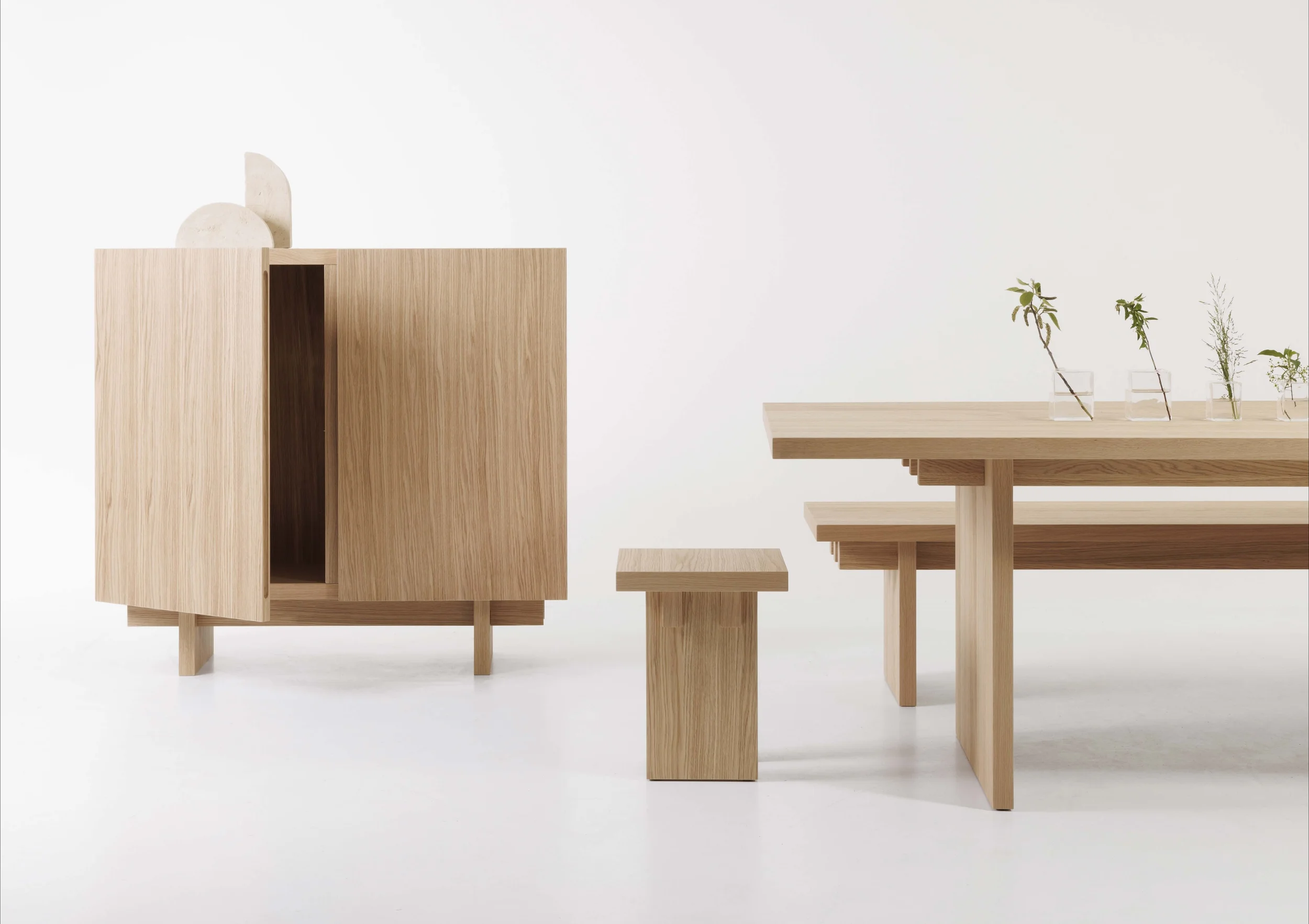 Kolekce Essence od True Design: dubová skříňka s otevřenými dvířky, jídelní stůl s lavicí a stolička