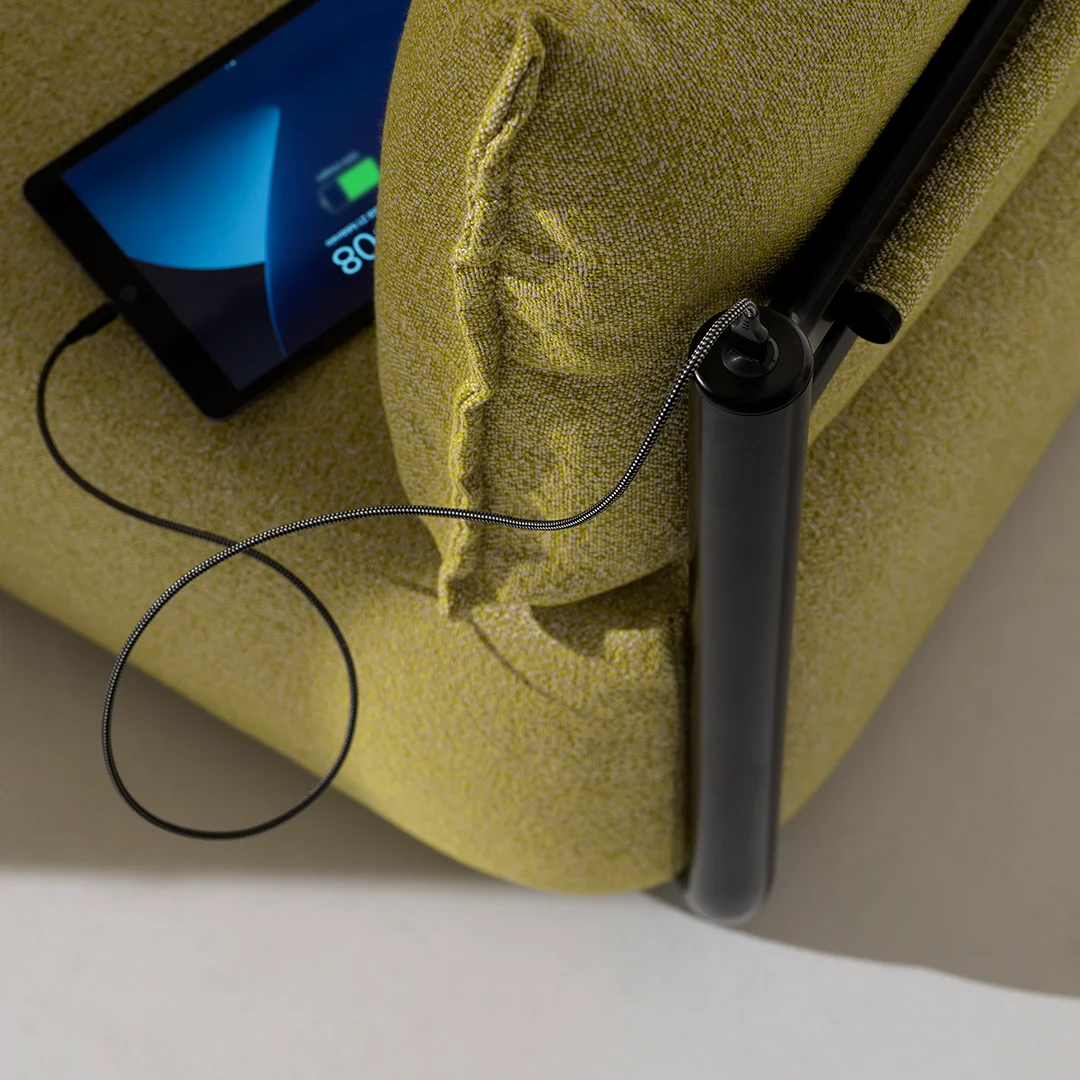 Detail pohovky Cosmo od Et al. v olivovém čalounění s USB zásuvkou pro nabíjení tabletu